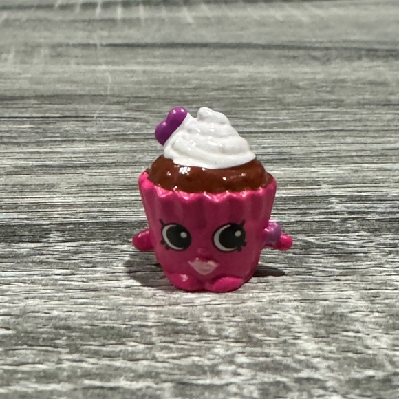 Shopkins | Food Fair Exclusive: Red Velvet Cupcake (CCQ_2) - Mini Figure - Picture 2 of 9